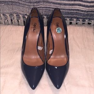 Pointed toe Navy pumps